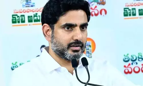 Andhra : मंत्री लोकेश ने शिक्षक को दी बधाई Andhra : मंत्री लोकेश ने शिक्षक को दी बधाई