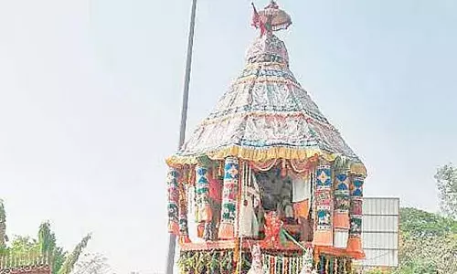 पेरम्बलुर अय्यनार मंदिर के रथ का धुरा टूटा और दुर्घटना हुई: श्रद्धालु हैरान पेरम्बलुर अय्यनार मंदिर के रथ का धुरा टूटा और दुर्घटना हुई: श्रद्धालु हैरान
