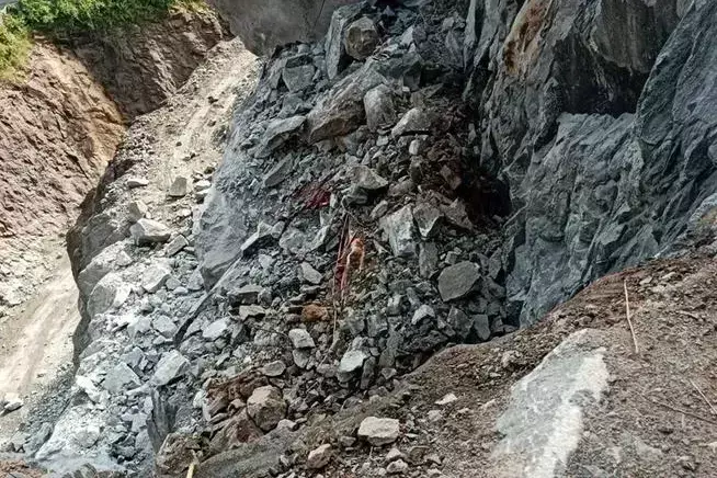 Pathanamthitta खदान में चट्टान गिरने से फंसे दो मजदूरों में से एक की मौत, बचाव कार्य जारी