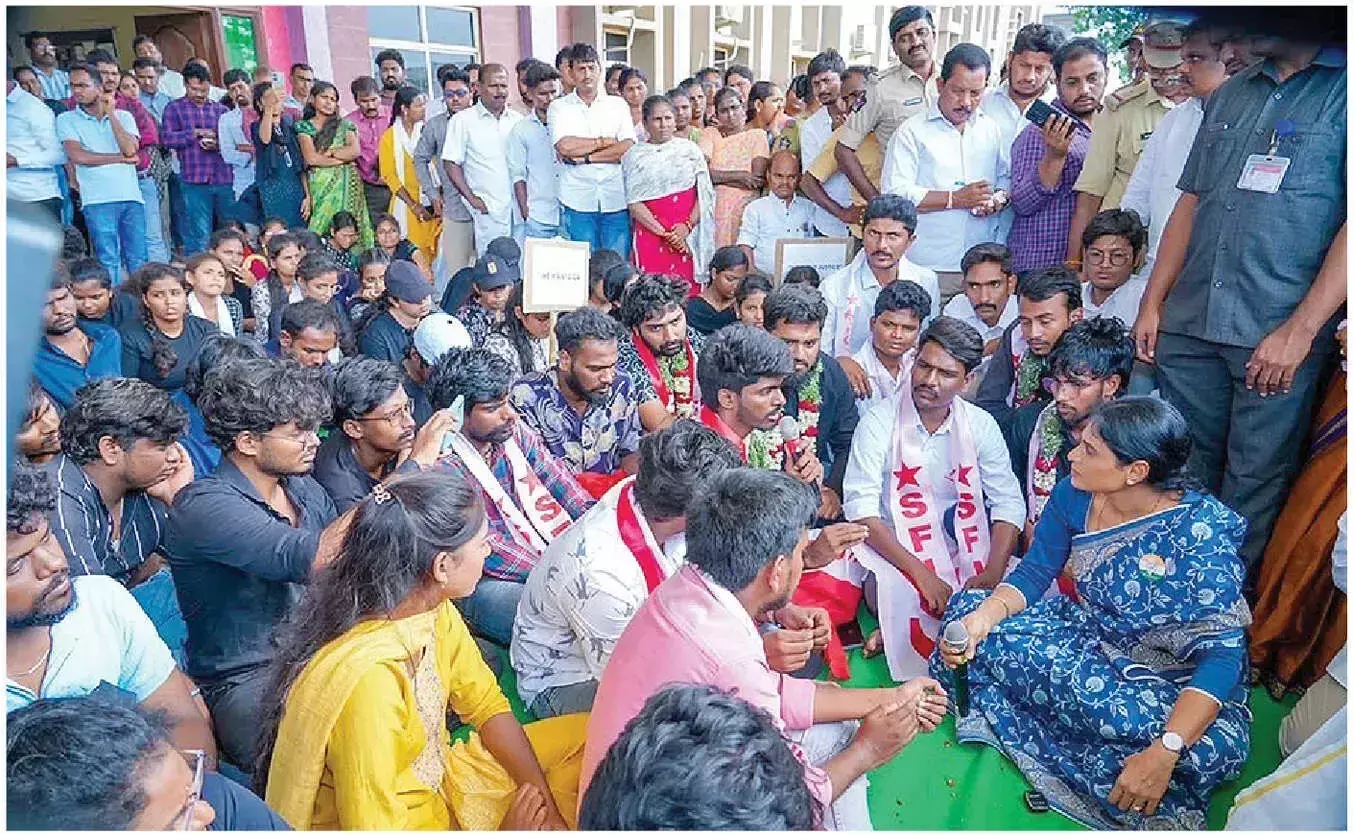 Andhra: शर्मिला ने जगन, अविनाश रेड्डी पर लापरवाही का आरोप लगाया Andhra: शर्मिला ने जगन, अविनाश रेड्डी पर लापरवाही का आरोप लगाया