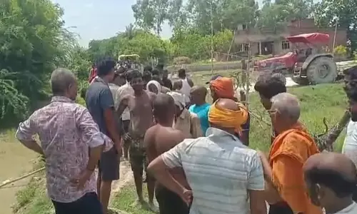 Pratapgarh: नाले में ट्रैक्टर पलटने से किसान की मौत
