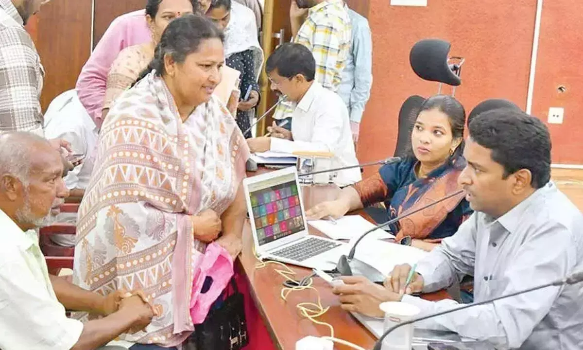 Andhra: कलेक्टर ने देरी से आने वाले अधिकारियों को दी चेतावनी Andhra: कलेक्टर ने देरी से आने वाले अधिकारियों को दी चेतावनी