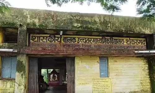 प्रशासन को जर्जर स्कूल गिरने का इंतजार, पढ़ते है 400 बच्चे