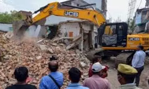 Balrampur: अवैध धर्मांतरण के आरोपी की संपत्ति पर चला बुलडोजर Balrampur: अवैध धर्मांतरण के आरोपी की संपत्ति पर चला बुलडोजर