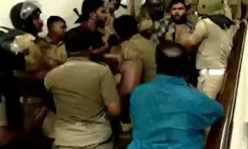 Kerala विश्वविद्यालय मुख्यालय पर धावा बोला, पुलिस स्थिति पर काबू पाने में विफल रही