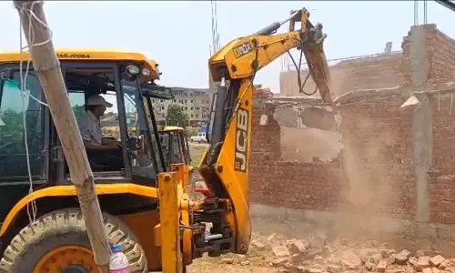 Pratapgarh: अवैध विद्यालय ध्वस्त, प्रशासनिक कार्रवाई के दौरान सुरक्षा कड़ी