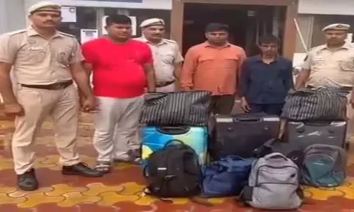 Delhi में रेलवे स्टेशनों से नीले और काले रंग के बैग चुराने के आरोप में चार लोग गिरफ्तार Delhi में रेलवे स्टेशनों से नीले और काले रंग के बैग चुराने के आरोप में चार लोग गिरफ्तार