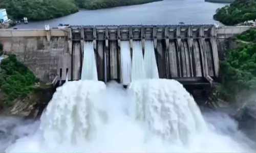 Telangana: अधिकारियों ने श्रीसैलम बांध के क्रेस्ट गेट्स को उठाया Telangana: अधिकारियों ने श्रीसैलम बांध के क्रेस्ट गेट्स को उठाया