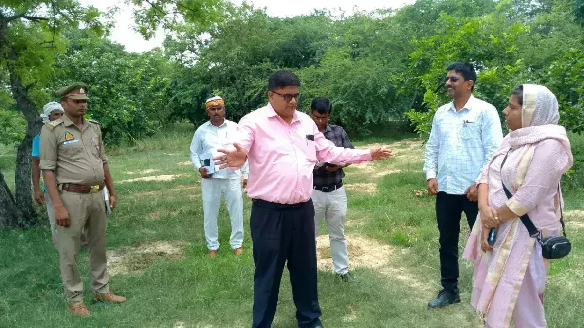 Basti: जिलाधिकारी रवीश गुप्ता ने वृक्षारोपण कार्य स्थल का आकस्मिक निरीक्षण किया
