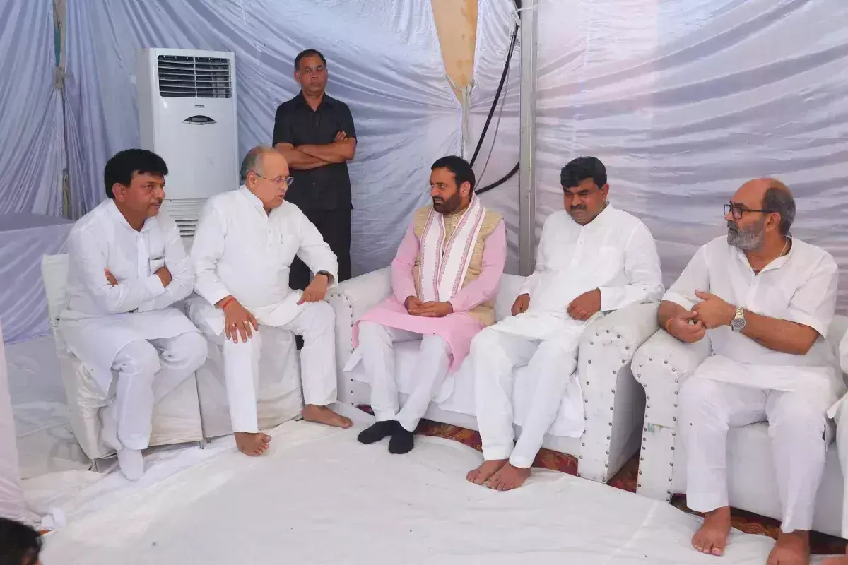 Bijnor: मुख्यमंत्री नायब सिंह सैनी ने प्रदेश महामंत्री के परिवार से की मुलाकात Bijnor: मुख्यमंत्री नायब सिंह सैनी ने प्रदेश महामंत्री के परिवार से की मुलाकात