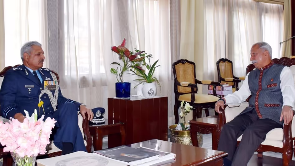 पूर्वी वायु कमान प्रमुख और Arunachal के राज्यपाल ने सुरक्षा और विकास मुद्दों पर चर्चा की
