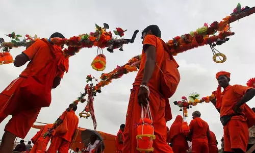 UP में एक व्यक्ति ने महिला कांवड़ यात्री की कांवड़ पर थूका UP में एक व्यक्ति ने महिला कांवड़ यात्री की कांवड़ पर थूका