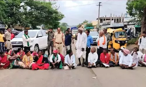 Asifabad: जैनूर मंडल में यूरिया की कमी को लेकर किसानों ने सड़क जाम किया Asifabad: जैनूर मंडल में यूरिया की कमी को लेकर किसानों ने सड़क जाम किया