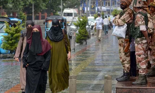 Kashmir में भारी बारिश से लंबे समय से चल रही गर्मी खत्म हुई