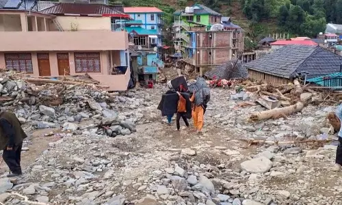 Himachal: भारी बारिश जारी रहेगी, 10 जिलों में बाढ़ की चेतावनी जारी