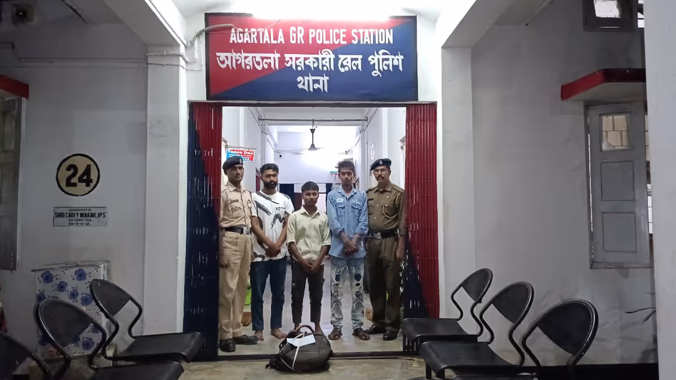 अगरतला रेलवे स्टेशन पर तीन किलो से अधिक गांजा के साथ तीन ड्रग तस्कर गिरफ्तार अगरतला रेलवे स्टेशन पर तीन किलो से अधिक गांजा के साथ तीन ड्रग तस्कर गिरफ्तार