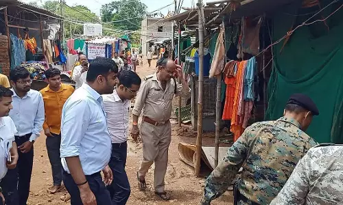 बागेश्वर धाम पहुंचे कलेक्टर-एसपी, कमजोर ढांचों को हटाने का आदेश