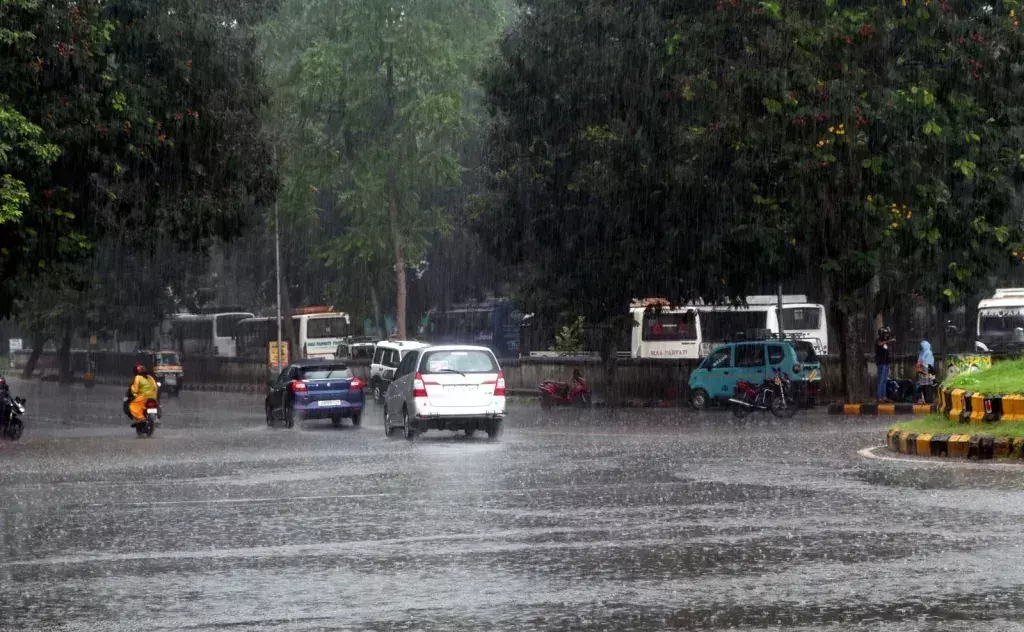 Jamshedpur: बरसात में तिलामुड़ा की मुख्य सड़क बनी तालाब