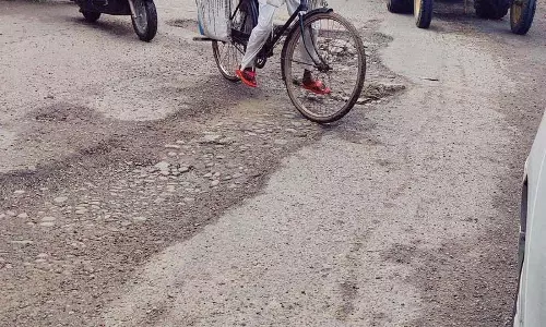 Amritsar: बारिश के बाद सड़कों पर जलभराव और गड्ढों से शहर परेशान