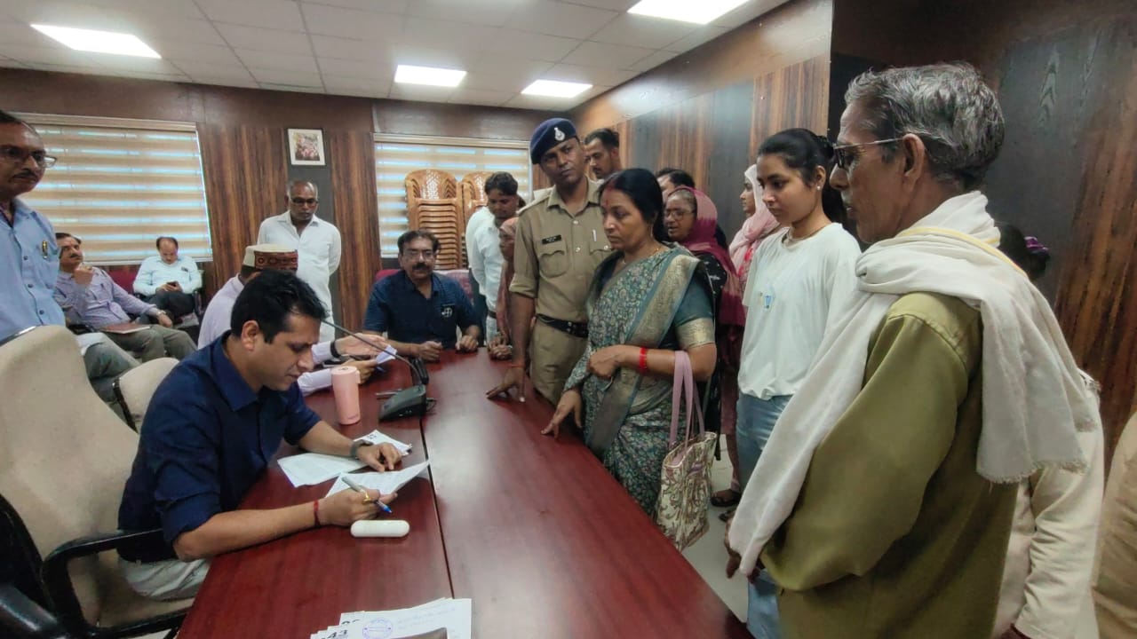 Datia: कलेक्टर ने 169 आवेदनों पर की कार्रवाई