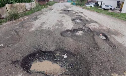Jammu: राजौरी-थन्नामंडी सड़क की दयनीय स्थिति पर जनता में आक्रोश Jammu: राजौरी-थन्नामंडी सड़क की दयनीय स्थिति पर जनता में आक्रोश