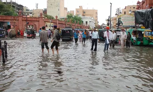 भारी बारिश से Amritsar की सड़कें जलमग्न, लोगों को परेशानी
