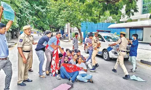 मुख्यमंत्री के घर पर धावा बोलने का प्रयास