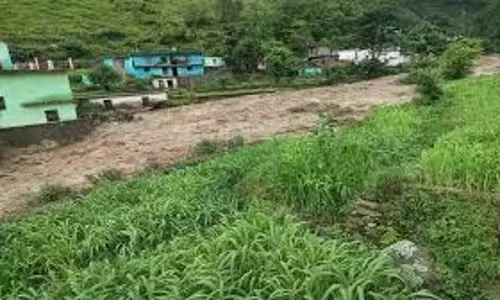 Chamoli : नंदानगर में भारी बारिश से गौशाला ध्वस्त, 11 भवन खतरे में Chamoli : नंदानगर में भारी बारिश से गौशाला ध्वस्त, 11 भवन खतरे में