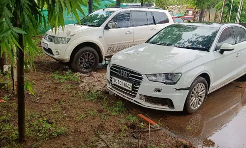 CG: पेट्रोल पंप से लावारिस ऑडी और पजेरो वाहन को पुलिस ने किया जब्त CG: पेट्रोल पंप से लावारिस ऑडी और पजेरो वाहन को पुलिस ने किया जब्त