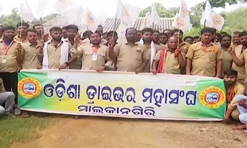 Odisha : ड्राइवर यूनियन की हड़ताल, बस और ट्रक सेवा ठप Odisha : ड्राइवर यूनियन की हड़ताल, बस और ट्रक सेवा ठप