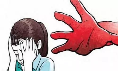 पिता द्वारा बलात्कार के बाद नाबालिग ने ट्रेन में बच्चे को दिया जन्म, नवजात को छोड़ा