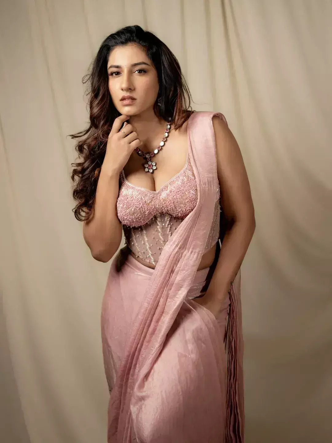 विष्णुप्रिया भीमेनेनी दिखी हॉट