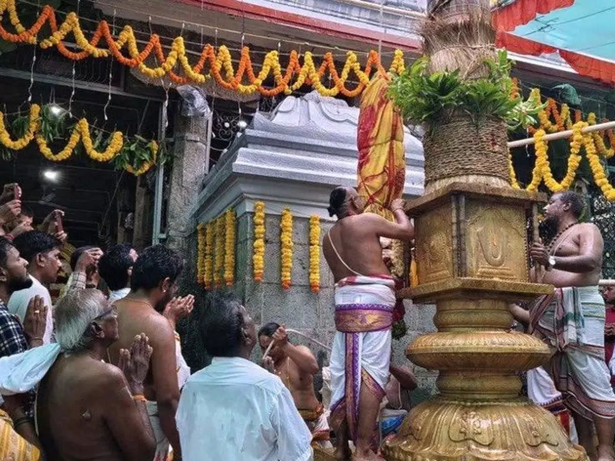 मंदिर का पदाधिकारी चर्च जाते पकड़ाया, सस्पेंड मंदिर का पदाधिकारी चर्च जाते पकड़ाया, सस्पेंड