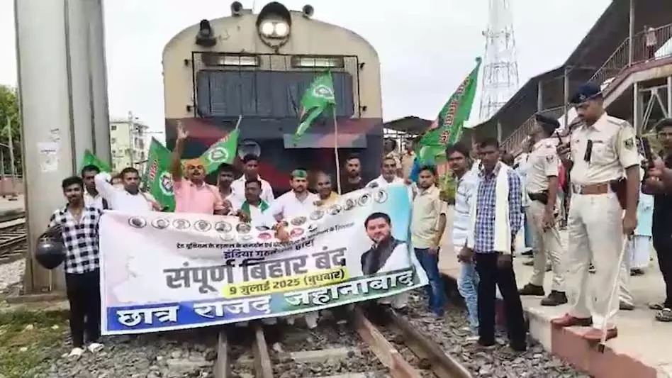 चुनाव आयोग के अभियान के विरोध में ट्रेनें रोकी गईं, सड़कों में चक्का जाम भी चुनाव आयोग के अभियान के विरोध में ट्रेनें रोकी गईं, सड़कों में चक्का जाम भी