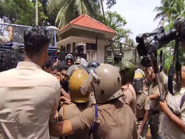 केरल विश्वविद्यालय विरोध: राज्य सचिव समेत 27 SFI कार्यकर्ताओं के खिलाफ मामला दर्ज केरल विश्वविद्यालय विरोध: राज्य सचिव समेत 27 SFI कार्यकर्ताओं के खिलाफ मामला दर्ज