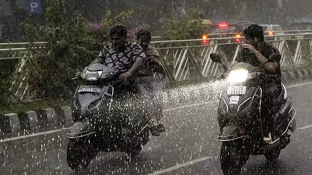 Chennai और 23 जिलों में अगले 3 घंटों तक बारिश Chennai और 23 जिलों में अगले 3 घंटों तक बारिश