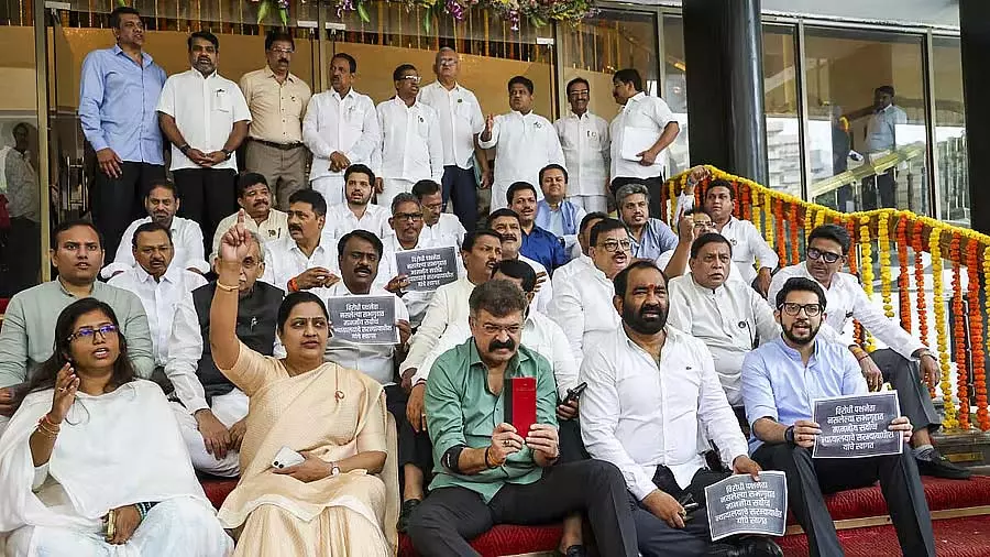 विपक्ष के नेता की नियुक्ति में देरी को लेकर विपक्ष ने महाराष्ट्र विधानसभा से बहिर्गमन किया विपक्ष के नेता की नियुक्ति में देरी को लेकर विपक्ष ने महाराष्ट्र विधानसभा से बहिर्गमन किया