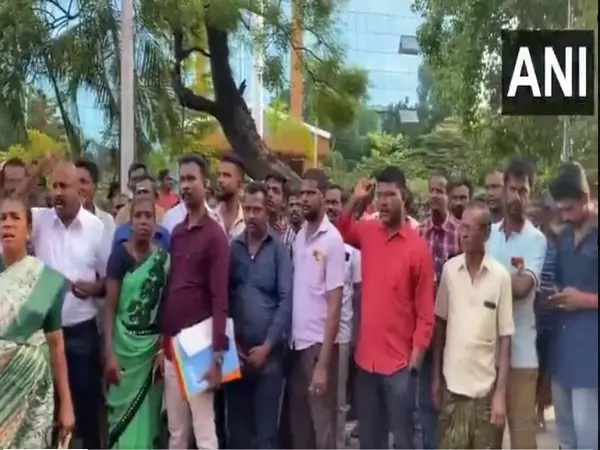 Thoothukudi में सफ़ाई कर्मचारियों ने बेहतर सुविधाओं और वेतन की मांग को लेकर किया विरोध प्रदर्शन Thoothukudi में सफ़ाई कर्मचारियों ने बेहतर सुविधाओं और वेतन की मांग को लेकर किया विरोध प्रदर्शन