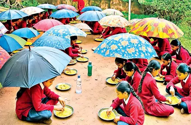 Odisha : आश्रम स्कूल में 140 छात्रों के भोजन के लिए अलग से कमरा नहीं Odisha : आश्रम स्कूल में 140 छात्रों के भोजन के लिए अलग से कमरा नहीं