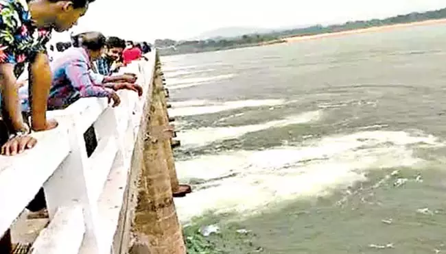 Odisha : कटक के मुंडाली बैराज में चार लाख क्यूसेक पानी बह रहा Odisha : कटक के मुंडाली बैराज में चार लाख क्यूसेक पानी बह रहा