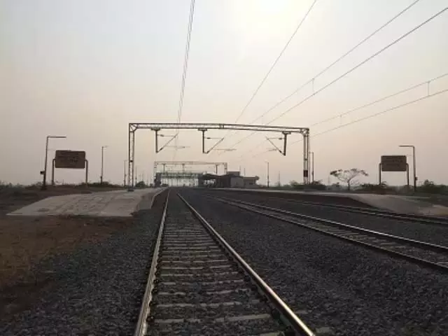Telangana: दक्षिण तट रेलवे दक्षिण मध्य रेलवे के राजस्व में कटौती करेगा Telangana: दक्षिण तट रेलवे दक्षिण मध्य रेलवे के राजस्व में कटौती करेगा