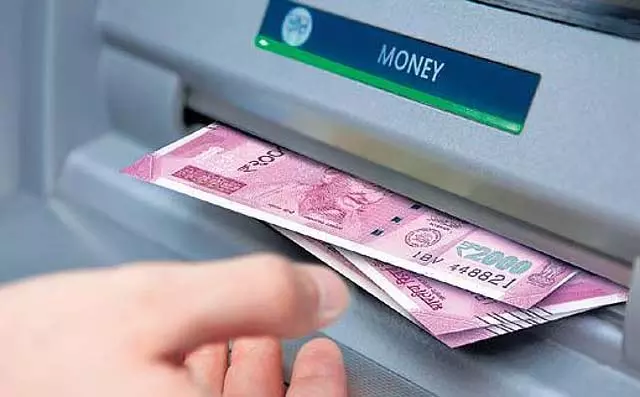 Telangana में बैंक कर्मचारियों ने संयुक्त राष्ट्र के पूर्व कर्मचारी से 32.5 लाख रुपये ठगे Telangana में बैंक कर्मचारियों ने संयुक्त राष्ट्र के पूर्व कर्मचारी से 32.5 लाख रुपये ठगे