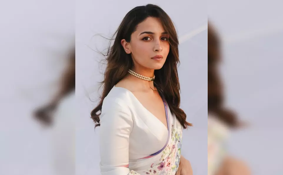 एक्ट्रेस आलिया भट्ट की पूर्व सेक्रेटरी वेदिका शेट्टी 77 लाख की धोखाधड़ी मामले में गिरफ्तार एक्ट्रेस आलिया भट्ट की पूर्व सेक्रेटरी वेदिका शेट्टी 77 लाख की धोखाधड़ी मामले में गिरफ्तार