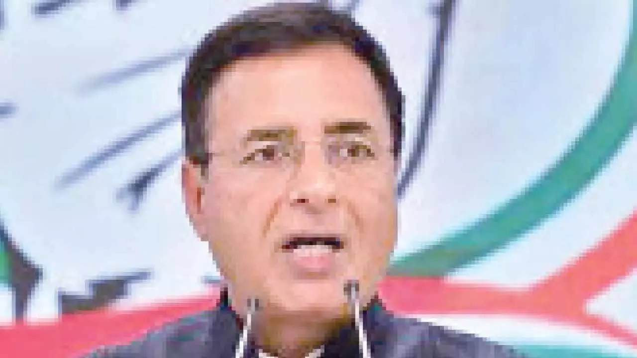 नेतृत्व परिवर्तन कोई मुद्दा नहीं, कांग्रेस आलाकमान ऐसे मामलों पर फैसला लेता है: Surjewala नेतृत्व परिवर्तन कोई मुद्दा नहीं, कांग्रेस आलाकमान ऐसे मामलों पर फैसला लेता है: Surjewala