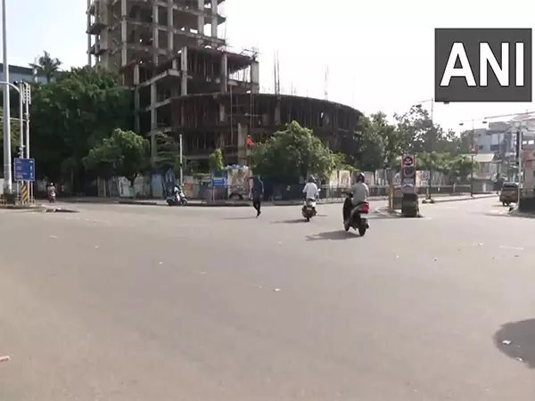 भारत बंद: Kerala के एर्नाकुलम में सार्वजनिक परिवहन और दुकानें बंद भारत बंद: Kerala के एर्नाकुलम में सार्वजनिक परिवहन और दुकानें बंद