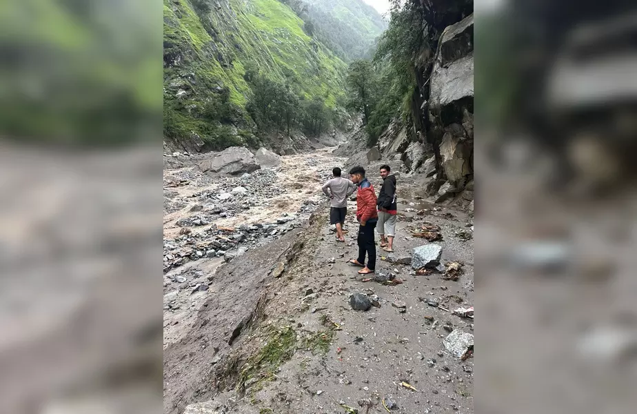 फटा बादल, पुल बहने से गांवों का संपर्क टूटा फटा बादल, पुल बहने से गांवों का संपर्क टूटा