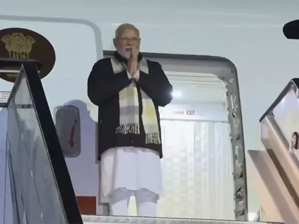 PM मोदी पहली बार नामीबिया दौरे पर पहुँचे, राष्ट्रपति नंदी-नदैतवा के साथ द्विपक्षीय वार्ता करेंगे PM मोदी पहली बार नामीबिया दौरे पर पहुँचे, राष्ट्रपति नंदी-नदैतवा के साथ द्विपक्षीय वार्ता करेंगे