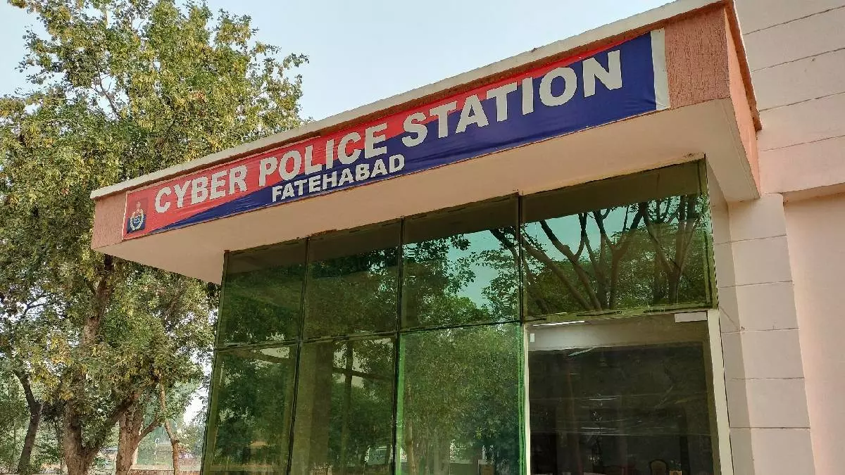 Fatehabad: इंटरकास्ट विवाह मामले में DSP फंसे, रिश्वत के आरोप लगे Fatehabad: इंटरकास्ट विवाह मामले में DSP फंसे, रिश्वत के आरोप लगे