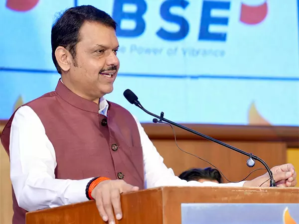 CM ने नागपुर में भीषण जलभराव के बीच बारिश की स्थिति की समीक्षा की CM ने नागपुर में भीषण जलभराव के बीच बारिश की स्थिति की समीक्षा की