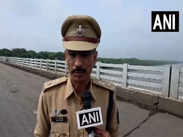 Vadodara bridge accident: एसपी गौरव जसानी ने कहा- 3-4 वाहन महिसागर नदी में गिर गए Vadodara bridge accident: एसपी गौरव जसानी ने कहा- 3-4 वाहन महिसागर नदी में गिर गए